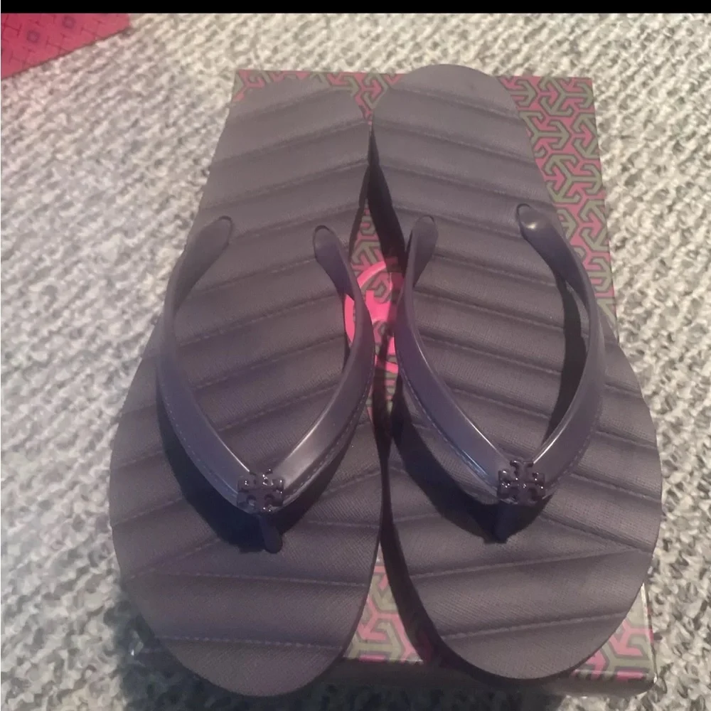 NWB Tory Burch Kira Thin Flip Flops, Size 8 Color Deep Purple 502 - Picture 4 of 11